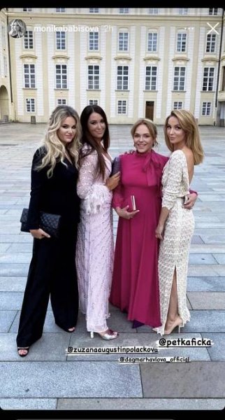 Havlová běžela z karu za Zagorovou (†75) rovnou na Hrad! Úsměv, růžová róba a adoptivní syn