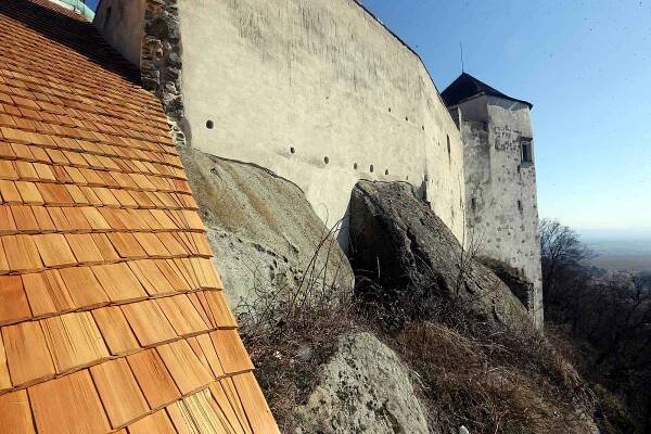 Střechu na Buchlově pokrývají speciálním šindelem z ručně štípaného modřínu