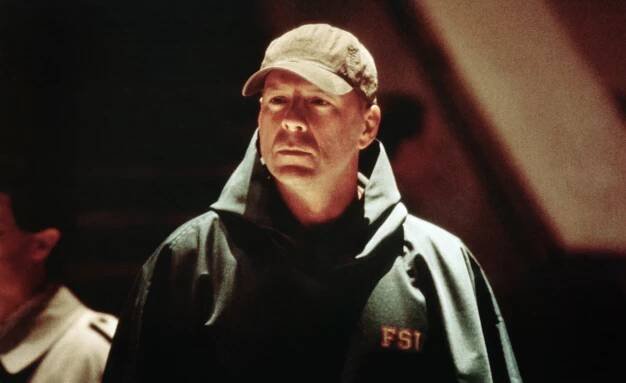 UNBREAKABLE, Bruce Willis, 2000, © Buena Vista/courtesy Everett Collection