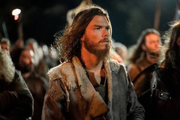 Australský krasavec z Vikingů má v Česku dvojníka: Mrkněte na podobu se synem Standy Hložka!