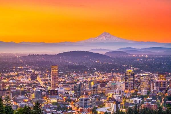 Portland, Oregon, USA v centru s Mt. Hood za úsvitu. — Stock obrázek