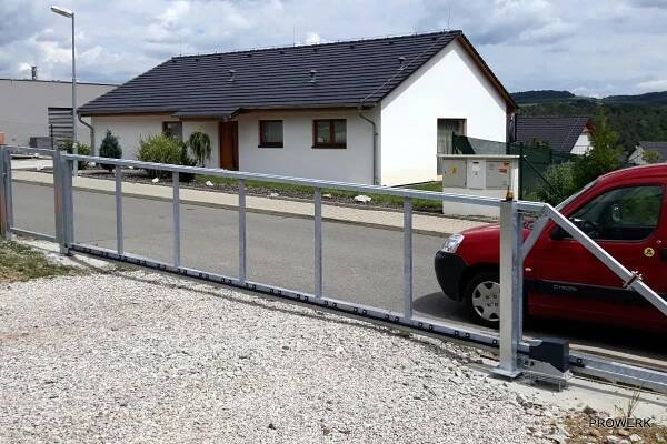 Jakou posuvnou bránu... Na kolejnici, nebo samonosnou?