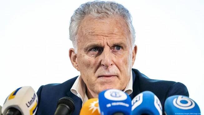 Peter R. de Vries speaks to the press