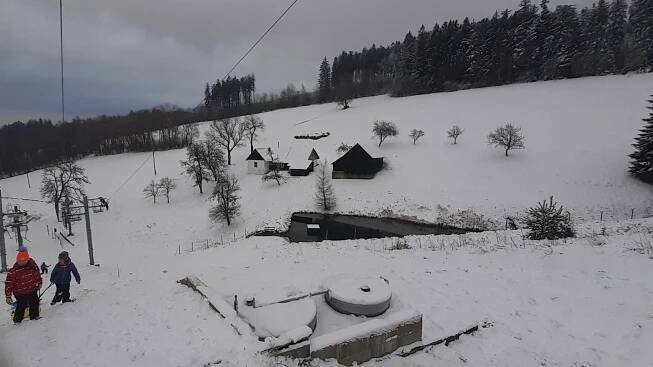 Boby, sáňky, kolony. Do skiareálů na Slovácku vyrazily davy