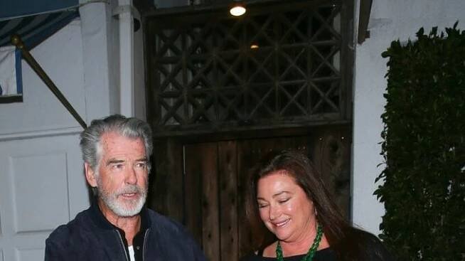 Láska jako trám i po 22 letech. Pierce Brosnan vyvedl milovanou manželku na romantickou večeři | Život v Česku