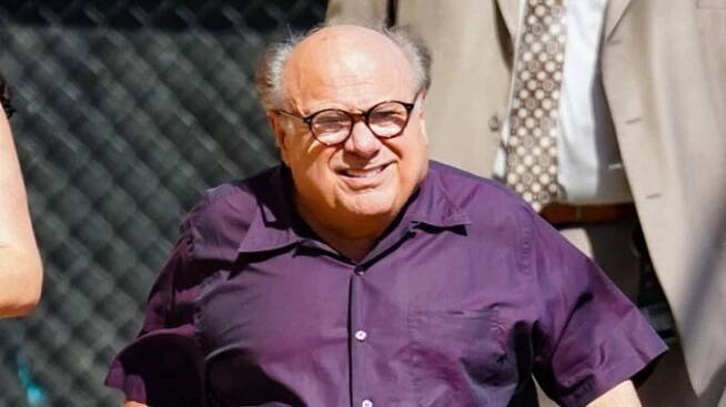 Takhle dnes vypadá Danny DeVito. 147 centimetrů vysoký herec promluvil o tom, jakou pro něj bývala výška životní komplikací