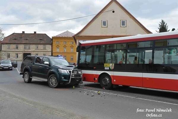 Nehoda uzavřela Rolnické náměstí. Řidič offroadu kýchnul - FOTKY - QAP.cz