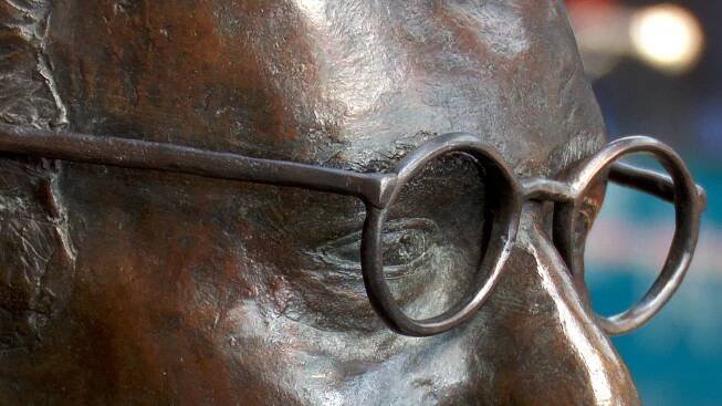 Sir Nicholas Winton má na pražském hlavním nádraží zrestaurovanou sochu. I s brýlemi