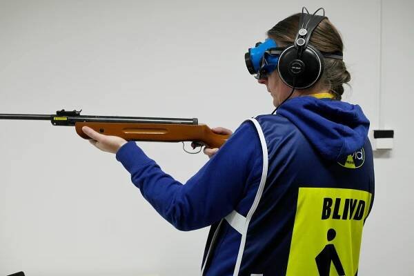 Střelba podle zvuku: Benešov hostí kvalifikaci nevidomých na šampionát