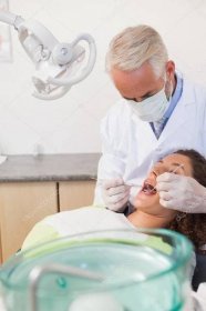 Zubař zkoumání pacientů zuby