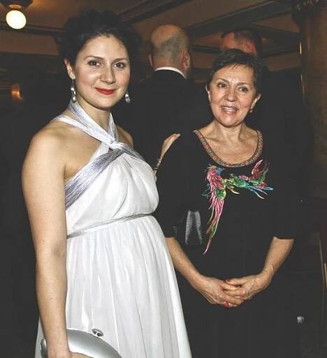 Martha Issová se po náročném porodu konečně dočkala dcery – Maminka.cz