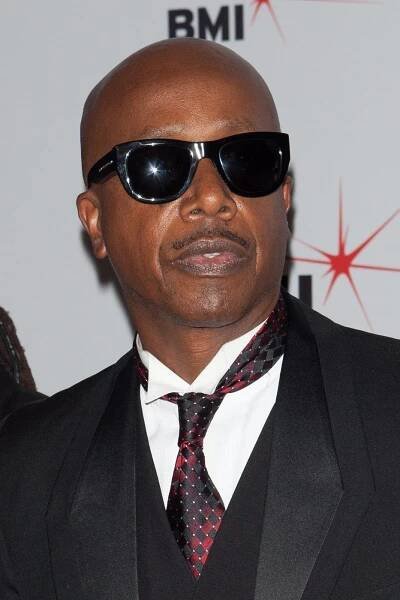 MC Hammer, proslaven písní Can't Touch This, vydělával přes 33 milionů dolarů ročně, které velmi rád utrácel. V roce 1996 se rozhodl pro bankrot, dlužil totiž miliony dolarů.