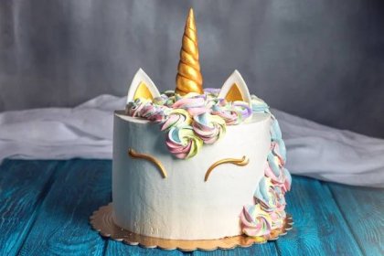krásný světlý dort zdobený ve formě fantasy jednorožce. koncept slavnostního dezertu pro děti narozeniny - quinta da regaleira - stock snímky, obrázky a fotky