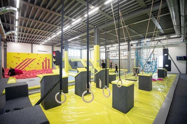 Kdo neskáče, není Čech! V Ostravě se otevřelo obří trampolínové centrum