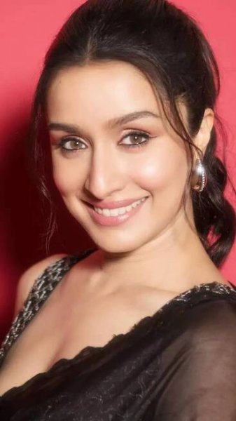 Shraddha Kapoor raises the ethnic fashion bar in an ethereal black saree