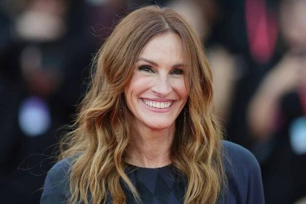 Julia Roberts attends the "After The Hunt" red carpet during the 82nd Venice International Film Festival