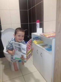 Rošťák Kubíček nevynechá jediné číslo EPOCHY. Nejpříhodnější místo ke čtení našel na záchodě, kde se usilovně snaží, aby mu nic neuniklo. Tedy, z časopisu samozřejmě.