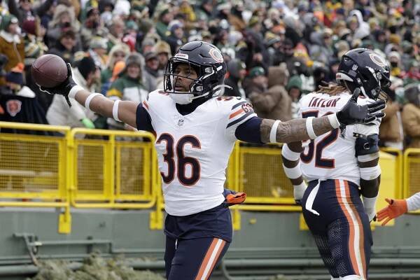 Bears safety Jonathan Owens celebrated a fumble recovery in the first half against the Packers on Jan. 5, 2025.