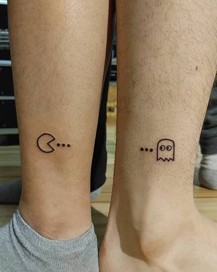 Tatuaje de pareja con Pacman buscando a su fantasma