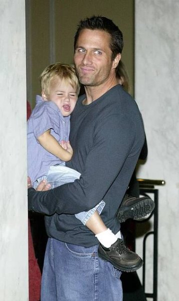 Rob Estes with his son, Mason, on October 13, 2002 | Source: Getty Images