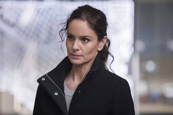 Okupovaná kolonie - What Goes Around - Z filmu - Sarah Wayne Callies