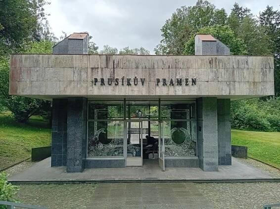 Buty, bižuterie i žehnání pramene. Konstantinovy Lázně zahájí 222. sezonu