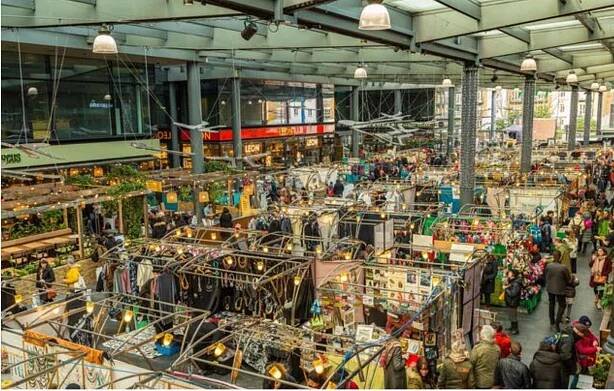 Famous London Markets You Need To Visit - from food markets, to flower markets and those operating weekend and sunday only and everything in between! Every tourists needs to at least visit two of these when in London.