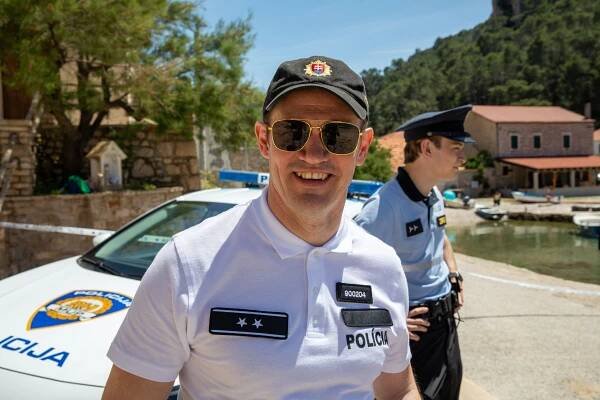 Tak to jsi zabil, kámo. Nový krimi seriál Policie Hvar neobratně zakopává o komedii