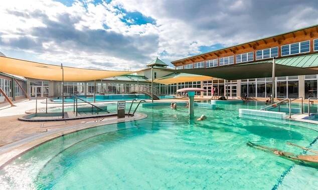 Bazén v ubytování Thermal Hotel Mosonmagyarovar nebo v jeho okolí