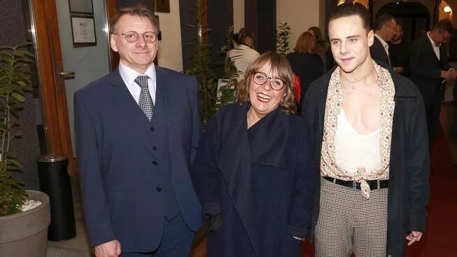 Děti slavných: Syn Báry Hrzánové a Radka Holuba vystudoval prestižní hereckou školu v Paříži - Médium.cz