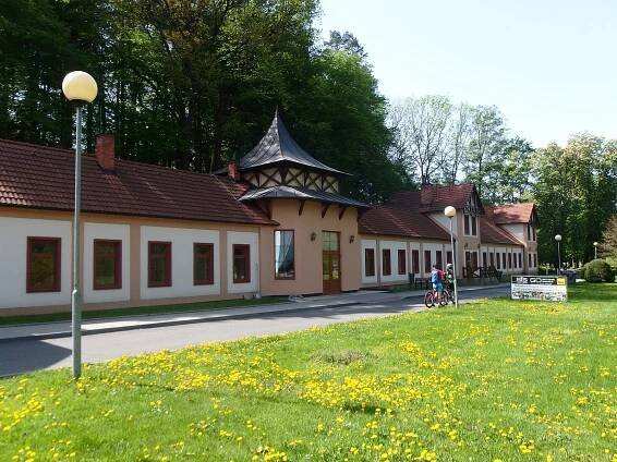 Soubor:Kostelec (Zlín), lázně, historická budova.jpg – Wikipedie