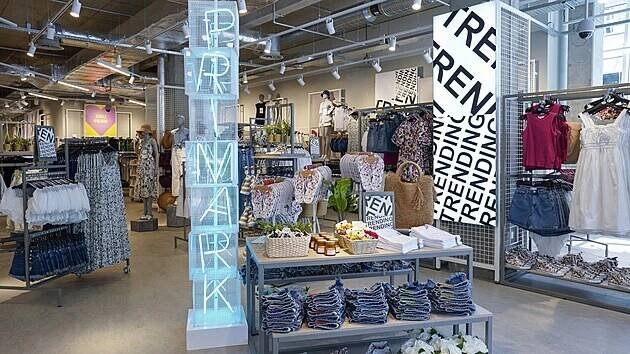 Módní řetězec Primark otevřel svou pobočku v Praze. (17. června 2021)
