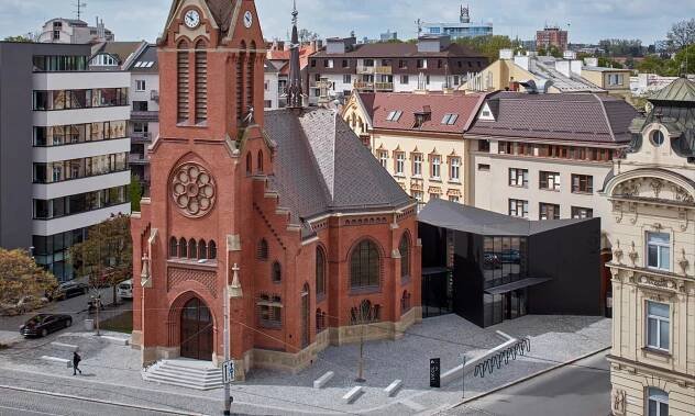 Červený kostel v Olomouci se proměnil na kulturní centrum a obohacen byl o černou přístavbu – DesignMag.cz