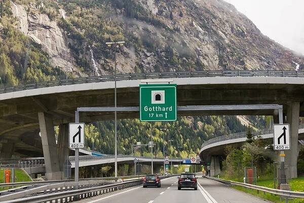 Soubor:Gotthard-Strassentunnel Nord-Süd-8915.jpg – Wikipedie