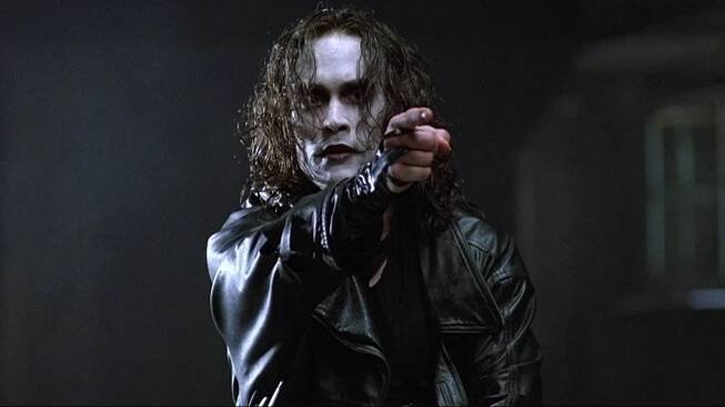 Smrt na place Vrány: Jak přesně zemřel Brandon Lee a co se s filmem dělo dál?