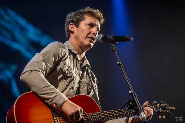 James Blunt roztancoval Forum Karlín, do Prahy přivezl nové album