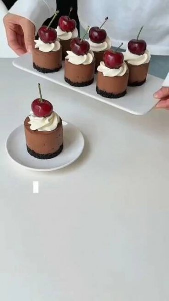 Obsahuje: A tempting array of cherry desserts perfect for weekend indulgence, including cherry pie, cheesecake, and sorbet, showcasing the vibrant flavors of cherry season and adding a touch of summer sweetness to your table.