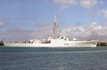 Soubor:HMCS Terra Nova (DDE 259) at Pearl Harbor 1986.JPEG – Wikipedie