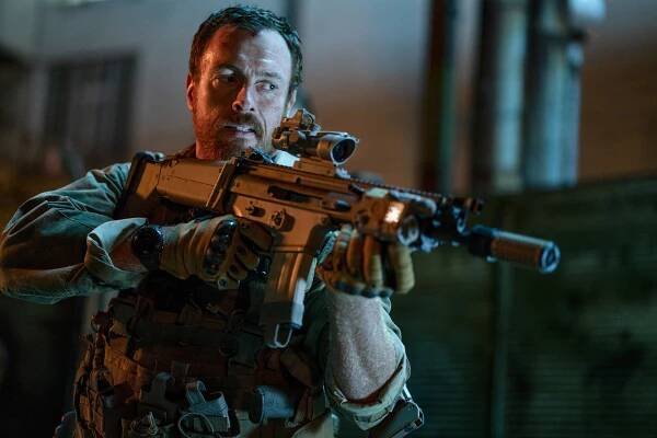 Útok z hlubin - Z filmu - Toby Stephens