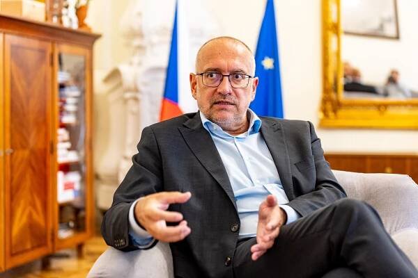 Na střední školu se letos v prvním kole dostalo 94 procent deváťáků, řekl Bek