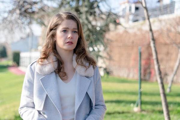 Camdaki Kız - Episode 18 - Z filmu - Burcu Biricik