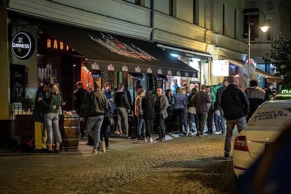 Mladiství holdovali alkoholu ve Stodolní. Posvítili si na ně ostravští strážníci