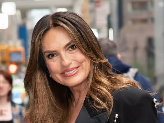 Mariska Hargitay rocks bright blue swimsuit for lush pool day — see