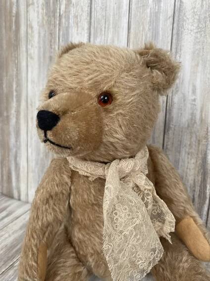 ANTIQUE & COLLECTOR’S TEDDY BEARS