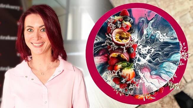 Zrcadlová poleva mirror glaze podle cukrářky Šárky Divácké udělá z každého dortu umělecké dílo