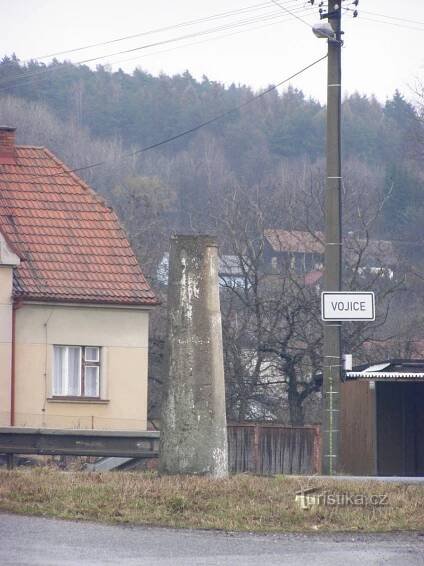 Pyrám - kamenný rozcestník u Vojic