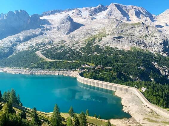 Lago di Fedaia s impozantní Marmoladou (3 343 m n. m.) v pozadí 