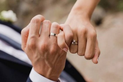 Svadobné tradície: Prečo sa snubný prsteň nosí na ľavej ruke? -  TvojaSvadba.sk