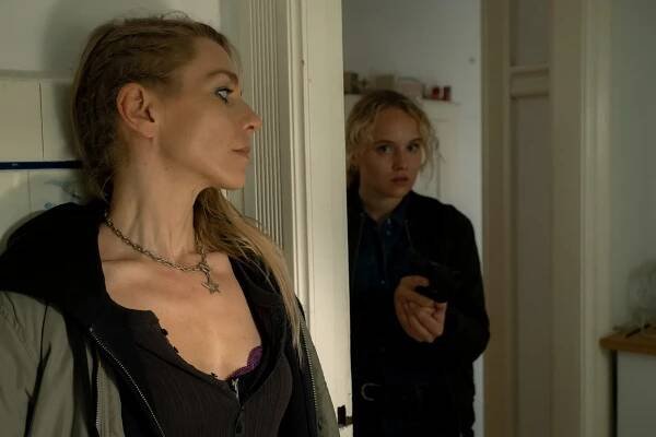Blutige Anfänger - Systemschwimmer - Z filmu - Julia Dietze, Luise von Finckh