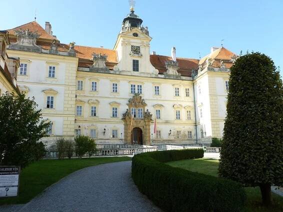 Zámek Valtice - otevírací doba, akce, ubytování, prohlídky, vstupné, foto, počasí